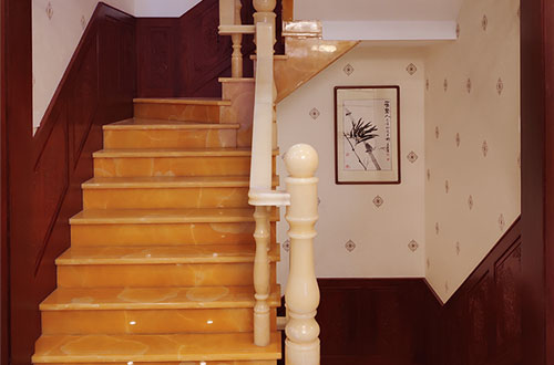 恩施中式别墅室内汉白玉石楼梯的定制安装装饰效果
